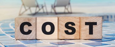 Tahta küpler okyanus manzarasının yanında 