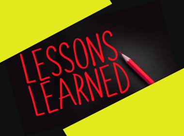 Dersler sarı olarak siyah ve kalem üzerinde öğrenilmiş. İş konseptinde eğitim veya risk yönetimi.