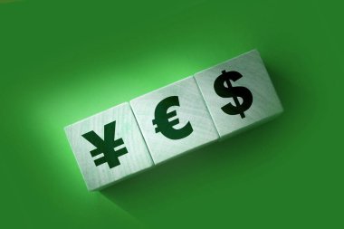 Dünya para birimi sembolleri - yen, euro ve dolar tahta küplere basılmıştır. Para birimi ticaret kavramı