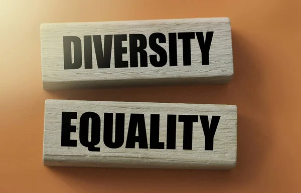 多様性木製ブロック上の平等の言葉 ジェンダー 性的指向 民族性 障害等々 — ストック写真
