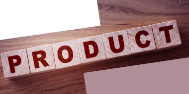 Tahta masadaki tahta blokların üzerinde harfler olan bir ürün kelimesi. Ürün veya hizmet satış sektörü konsepti.