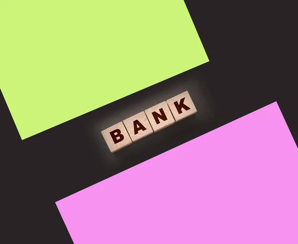黒いテーブルの上の木製の立方体に書かれた銀行の単語の概念 金融投資の概念を救う銀行 — ストック写真