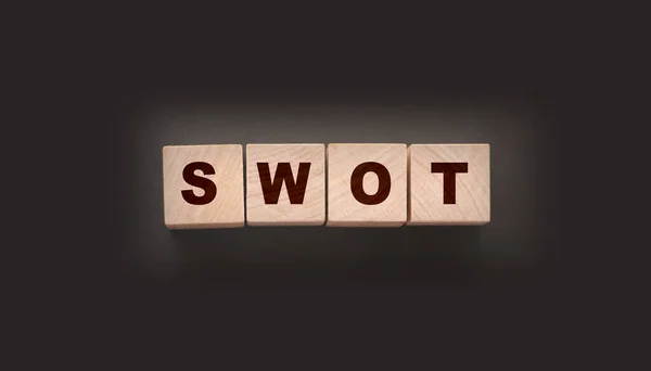 略称は木製のキューブにSwot 事業分析の概念 — ストック写真