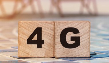 Yüzme havuzu ve sahil manzarasının mozaik borberinde duran tahta küplerin 4G harfleri. Hızlı internet bağlantısı teknolojisi kavramı.