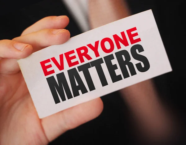 Επιχειρηματίας Κρατώντας Μια Κάρτα Κείμενο Όλοι Έχουν Σημασία Έννοια Ισότητας — Φωτογραφία Αρχείου