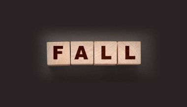 Tahta küplerde farklı para işaretleri ve tarafsız arka planda büyüyen grafikler