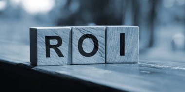 Tahta küplere yazılan ROI Yatırım Dönüşü. İş muhasebe finansal konsepti