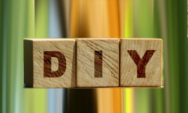 Ahşap küp bloklar ve kırmızı arka planda DIY harfleri. Doğayla iç içe iş kavramı