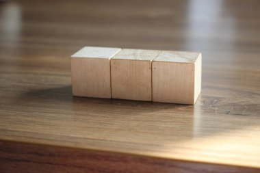 3 Ağaç Blok Ön Manzara, Tahta Masa, cilalanmış ahşap masa arkaplan.