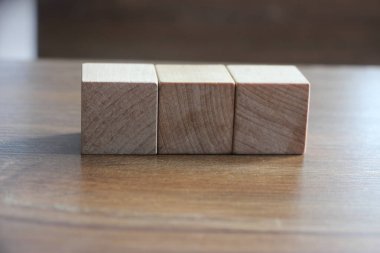 3 Ağaç Blok Ön Manzara, Tahta Masa, cilalanmış ahşap masa arkaplan.