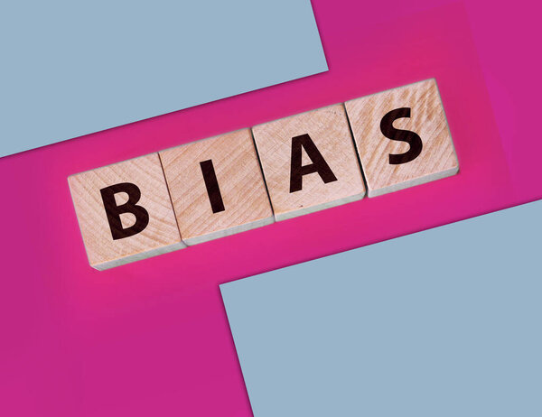 слово смещение на деревянных блоках синий фон.