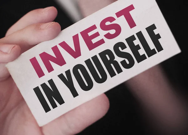 Befektetés Önbe Üzenet Névjegykártyával Mutatja Egy Üzletember Oktatás Jelentősége — Stock Fotó