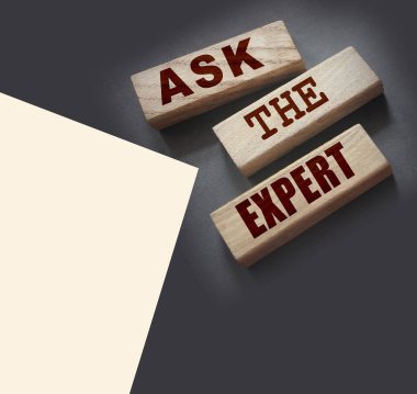 Tahta bloklardaki uzman kelimelerine sor. Çözüm ve danışmanlık sektörü konsepti için profesyonel, usta veya danışmana danışmak.