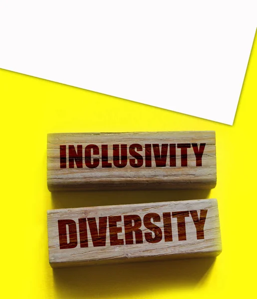 黄色の背景に木製のブロック上の包括的な多様性の言葉 社会的寛容概念 — ストック写真