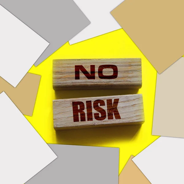 Risk Palabras Sobre Bloques Madera Sobre Fondo Amarillo Concepto Gestión — Foto de Stock