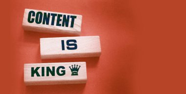 İçerik, koyu gri arka planda tahta bloklardaki kral sözleridir. Kopya yazma hikaye anlatma kavramı.