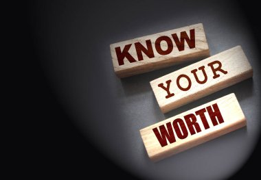 Değerinizi tahta bloklarda bilin. Kişisel motivasyon koçluğu İK kavramı.