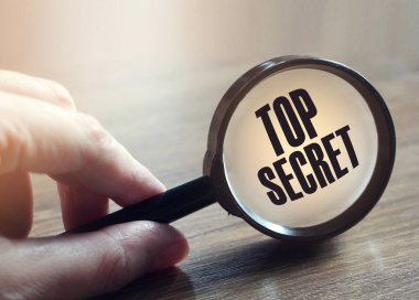 Çok gizli metindeki büyüteç. İş ve eğitim kavramı.