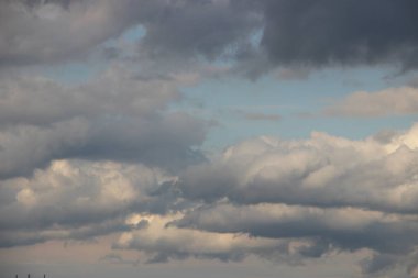 Bulutlu gökyüzü güzel manzara 