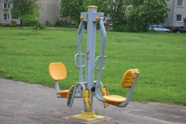 Sokaktaki egzersiz makinesi.