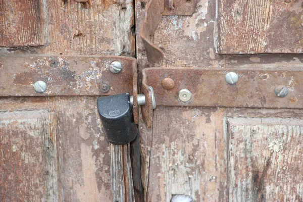 Hanging Lock Ancient Vintage Door Locked Old Wooden Door — ストック写真