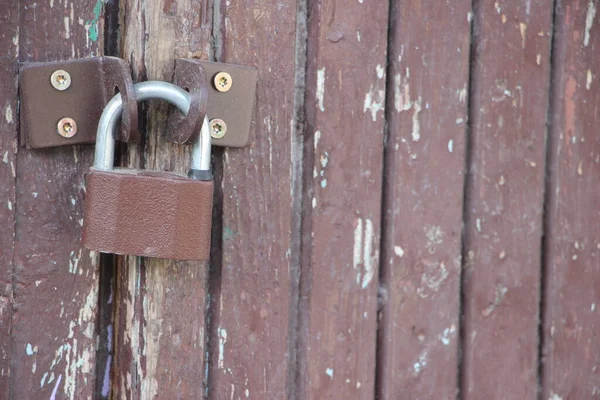 Wieszanie Zamka Zabytkowych Drzwiach Zamknięte Stare Drewniane Drzwi — Zdjęcie stockowe