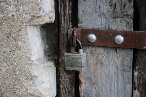 Wieszanie Zamka Zabytkowych Drzwiach Zamknięte Stare Drewniane Drzwi — Zdjęcie stockowe