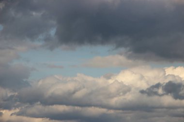 Bulutlu gökyüzü güzel manzara 