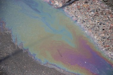 Yere benzin döküldü. Yaklaş. 