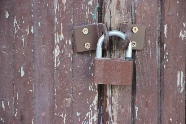 Hanging Lock Ancient Vintage Door Locked Old Wooden Door — Stock Photo, Image