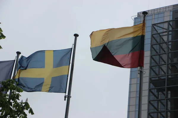 空を背景にした欧州連合の旗 — ストック写真