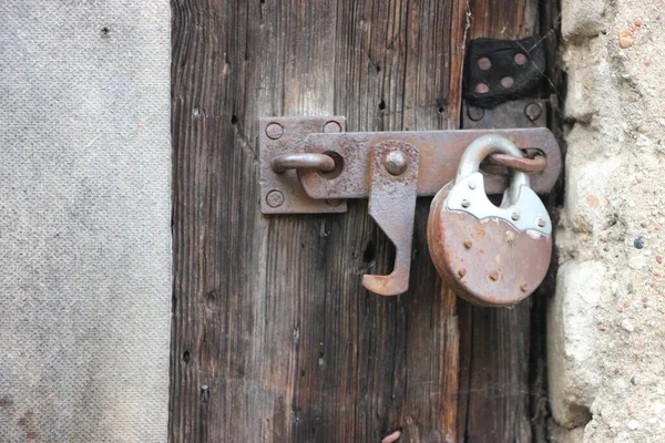 Hanging Lock Ancient Vintage Door Locked Old Wooden Door — ストック写真