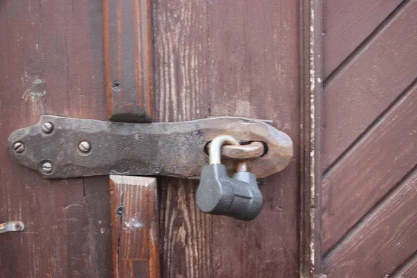 Hanging Lock Ancient Vintage Door Locked Old Wooden Door — Stock Photo, Image