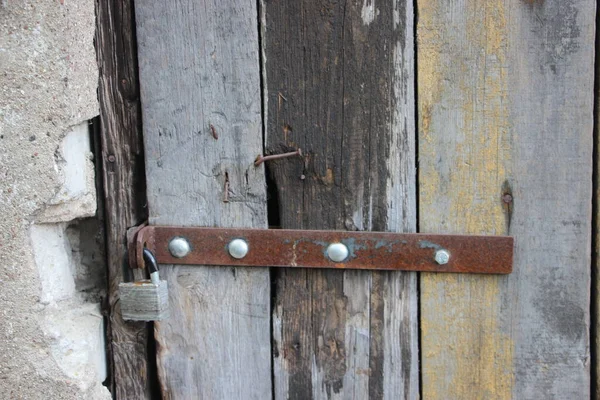 Hanging Lock Ancient Vintage Door Locked Old Wooden Door — ストック写真