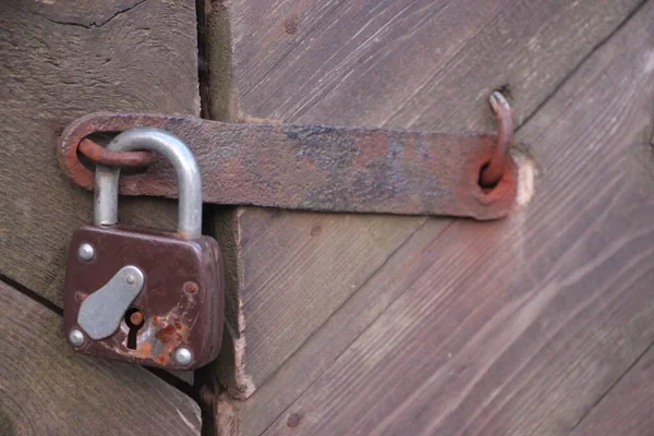 Hanging Lock Ancient Vintage Door Locked Old Wooden Door — Stock Photo, Image