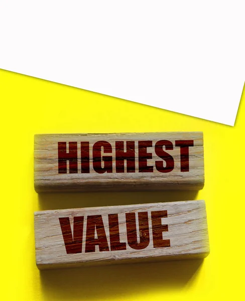 Los Valores Más Altos Palabras Bloques Construcción Madera Aislados Amarillo — Foto de Stock
