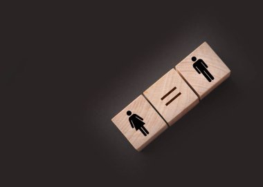 Cinsiyet eşitliği kavramları. Dişi ve erkek sembolü ve eşit işareti olan tahta küpleri. Eşit ücret sosyal karantina kavramı.