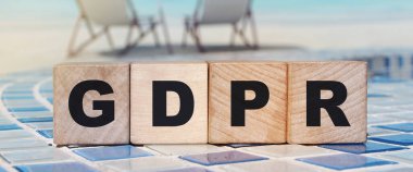 Tahta bloklardaki GDPR harfleri. iş ve şirket kavramı.