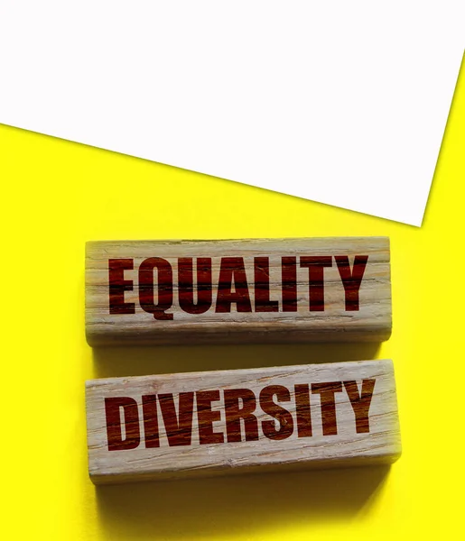 木のブロックに書かれた平等の多様性の言葉 耐容社会的 ビジネス的概念 — ストック写真