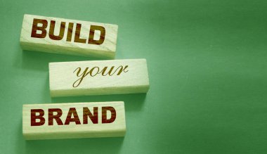 Sözcükler markanı tahta bloklara yazarak oluşturdu. Eski tarz bir geçmişi var. Markalaşma pazarlama kavramı.