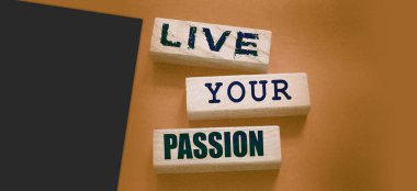 Tahta bloklara yazılmış tutkulu sözlerinizi yaşayın. Hayalindeki kaderi yaşa. Kişisel motivasyon koçluğu konsepti..