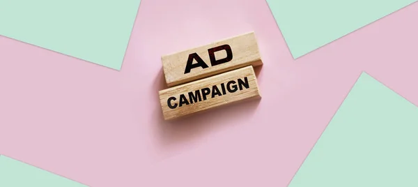 캠페인 Wooden Blocks Pink Background 마케팅 사업의 — 스톡 사진