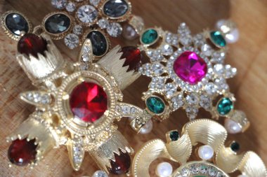 Mücevher taşlı, pırıl pırıl, kaliteli broşlar. Mücevher lüks arka plan.