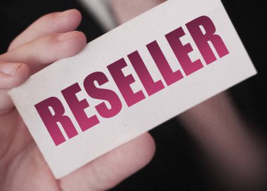 Reseller kelimesinin yazılı olduğu bir kart tutan bir iş adamı. İş konsepti yeniden yükleniyor.
