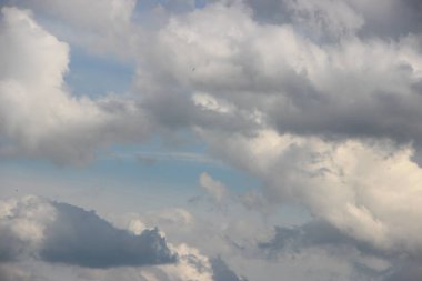 Güzel bulutlu gökyüzü manzarası