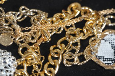 Zümrüt değerli taşlı klasik broşürler. Farklı renklerde cam ve metal broşlar. Renkli ve moda broşları. Lüks bir geçmişi var. Seçici odak