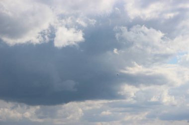 Güzel bulutlu gökyüzü manzarası