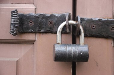 Kilitli eski ahşap kapıya asma kilit takılmış. Yasak korunan telif hakkı bilgi ticareti kavramı.