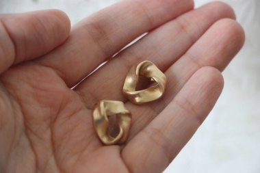 Zümrüt değerli taşlı klasik broşürler. Farklı renklerde cam ve metal broşlar. Renkli ve moda broşları. Lüks bir geçmişi var. Seçici odak