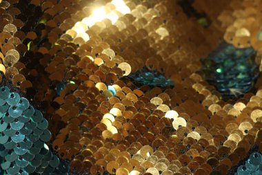 Çok renkli parlak pullar. Arkaplan olarak pullu kumaş. Parıltılı dokular mevsimin modası. Parlak holografik mavi, altın rengi.